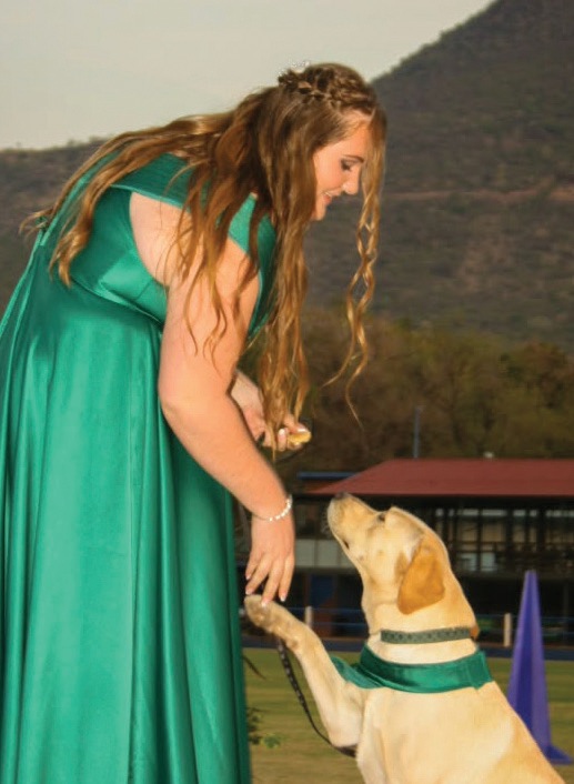 Carli Fouche deel ’n kosbare matriekafskeidoomblik met haar Labrador, Skye.