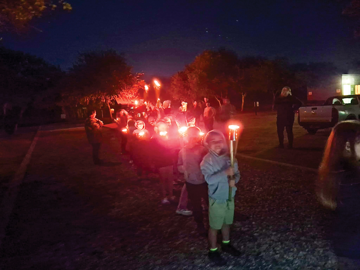 Fakkels, Vriende en Feesvreugde
VOORTREKKERS KAMP SOOS GEEN ANDER!