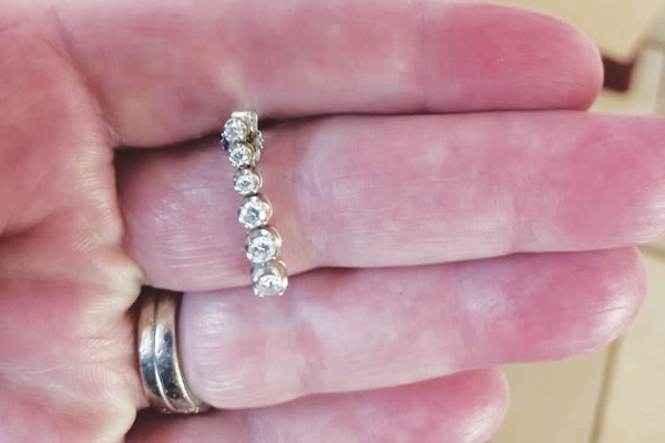 Looking for lost earing
[Letter to the editor]