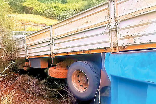 Truck brings traffic to standstill