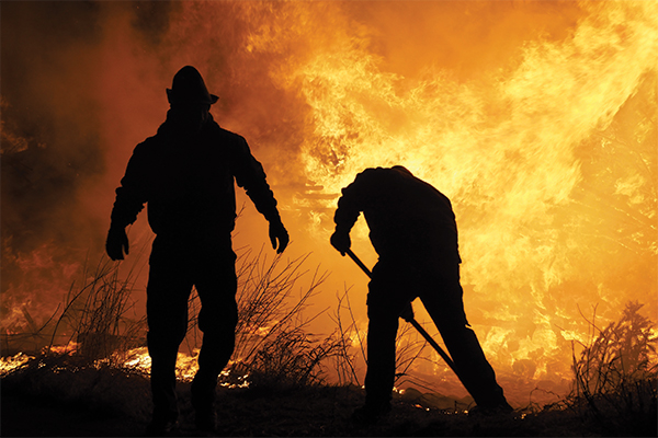 Brave community members fight runaway fire