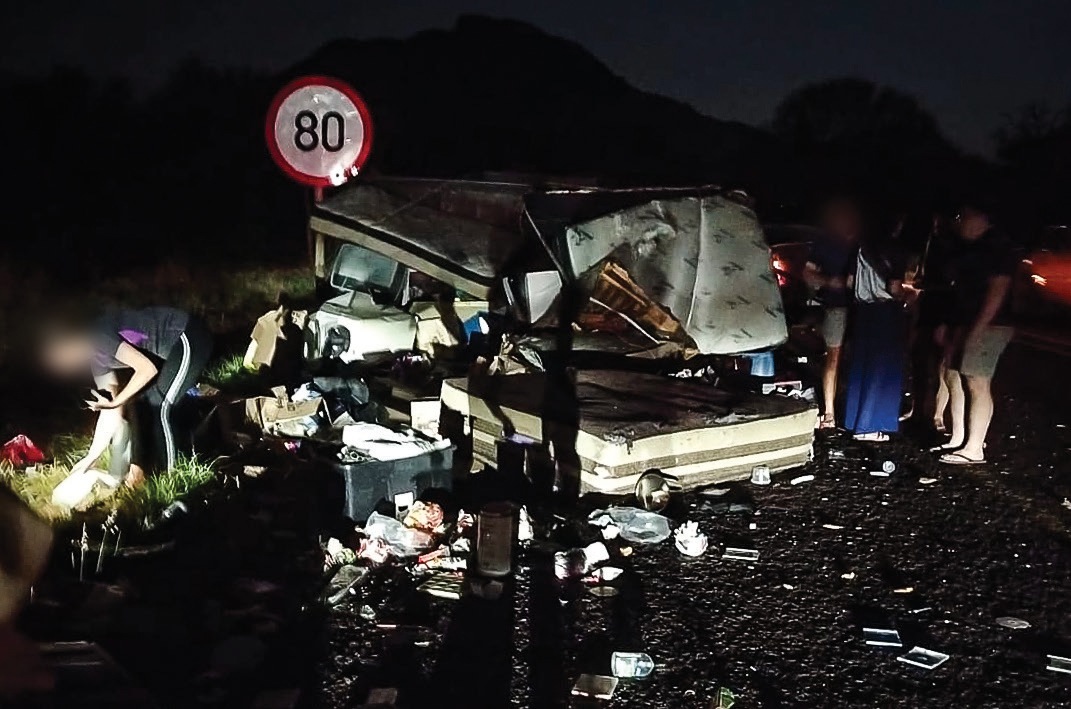 Furniture scattered after a trailer overturned on the R510 near Ben Alberts, disrupting a family’s move to Fochville. No injuries were reported.
