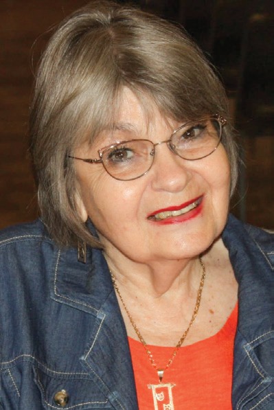 “Ja, my twee troetelkinners slaap by my. Kietekat is al 24 en slaap by my voete. Tjokkie, my miniatuurworshondjie, hou oor my wag. Dis wonderlik om te weet ek is nie alleen nie.”Rita Volschenk, Thabazimbi